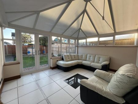 4 bedroom link detached house to rent - Photo 4