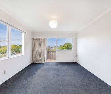 Charming 3BR Unit in Remuera! - Photo 1