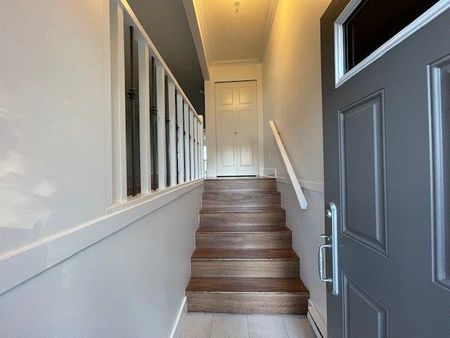 Brownstones 4 Beds Townhouse in South Surrey - Photo 2