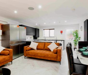 6 Beds 2 Baths - Photo 5