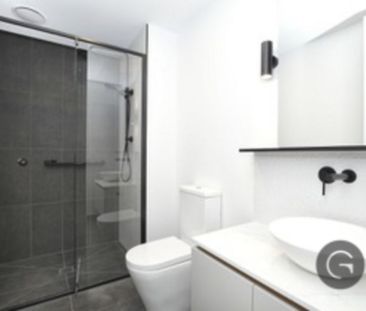 Spacious Apartment In Stunning Location - Photo 2