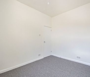 Flat to rent - Lakedale Road, London, SE18 - Photo 2
