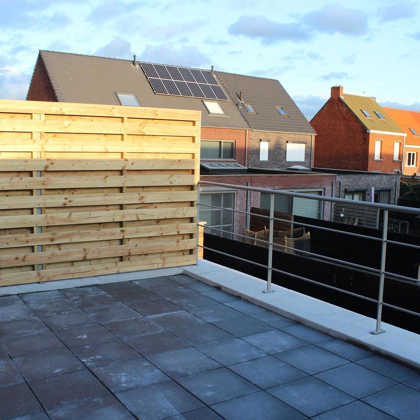 APPARTEMENT OP DE EERSTE VERDIEPING MET TERRAS EN AUTOSTAANPLAATS - Photo 1