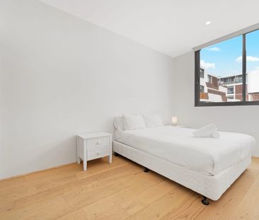 Chic fully furnished 2-Bedroom Apartment in the Heart of Redfern - Photo 6