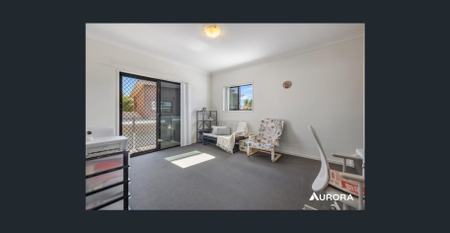 MULTI-LEVEL TOWNHOUSE! - Photo 2