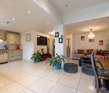 5 bedroom semi-detached house to rent - Photo 1