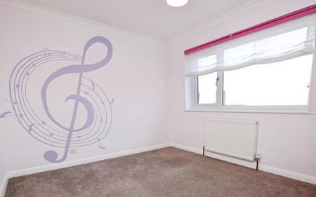 A beautifully renovated 3 bedroom home offered to the market unfurnished and available in February 2026 - Photo 2