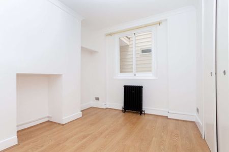 Beautiful one bedroom apartment in a period conversion. - Photo 4