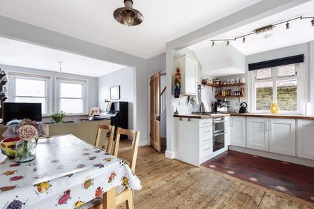 3 bedroom semi-detached house to rent - Photo 2