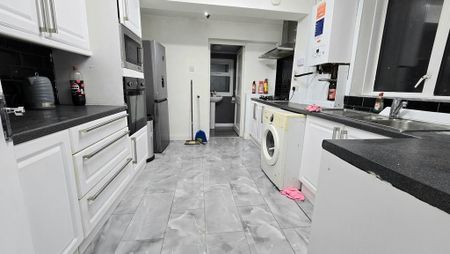 4 bedroom terraced house to rent - Photo 2