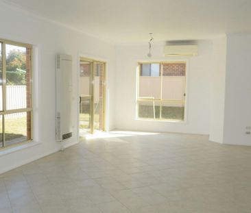 FRESH AND BRIGHT SPACIOUS 3 BEDROOM HOME! - Photo 1