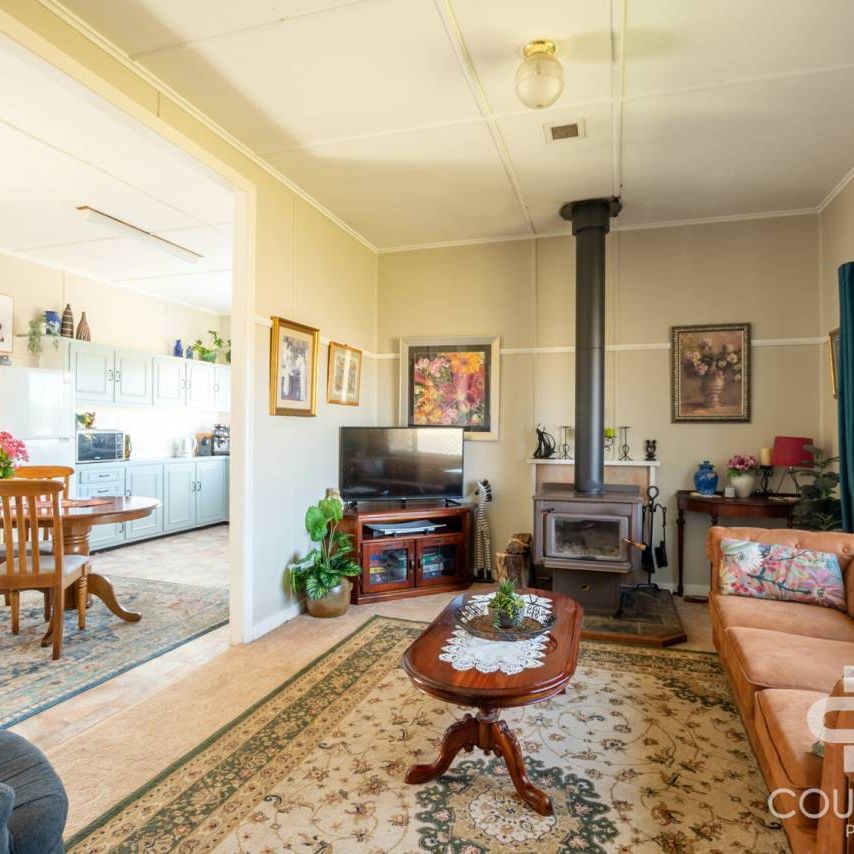 Neat & Versatile Family Home - Photo 1