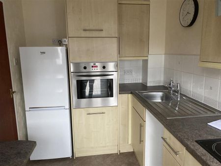2 bedroom semi-detached bungalow to rent - Photo 3