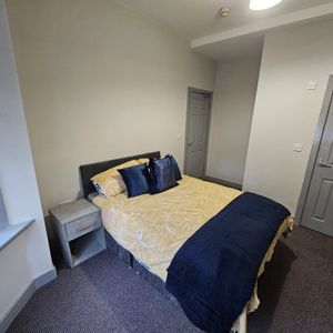 Room 1, 26 Glyn Avenue - Photo 2