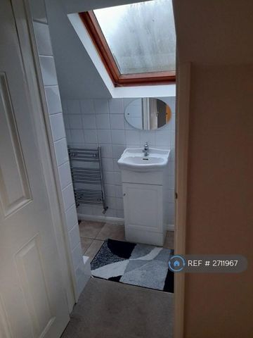 1 bedroom in a house share to rent - Photo 2