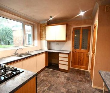 Bedroom Semi-detached House In Farnborough, GU14 - Photo 5