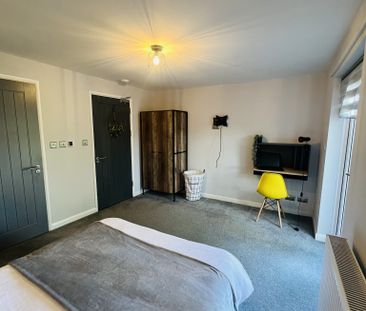 BEDROOM 5 – MEDIUM SINGLE WITH SHARED BATHROOM AND SEPERATE TOILET - Photo 6