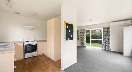 Charming 2-Bedroom Standalone Cottage - Photo 3