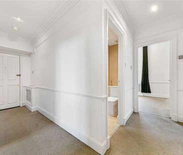 A wonderful two bedroom apartment set on the second floor (with lift) of this pretty white stucco conversion in prime Little Venice. - Photo 1