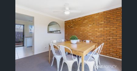 Lovely renovated townhouse approximately 300m back from the beach! - Photo 2