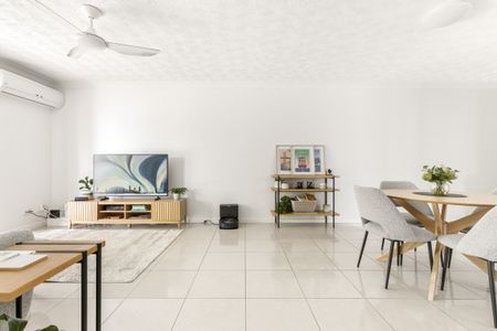 Spacious & Modern Inner-City Apartment in Prime Stafford Location - Photo 2