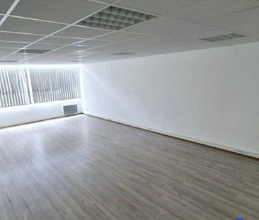 A LOUER Bureau 44,89m² GONESSE, refait à neuf, proche transports, Mairie, commodités avec stationnements - Photo 1