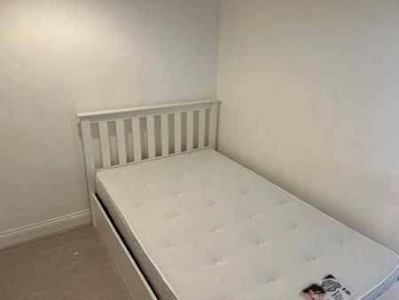 5 bedroom semi-detached house to rent - Photo 4