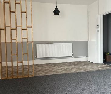 2 Bed Flat, Sandy Park Road, BS4 - Photo 1