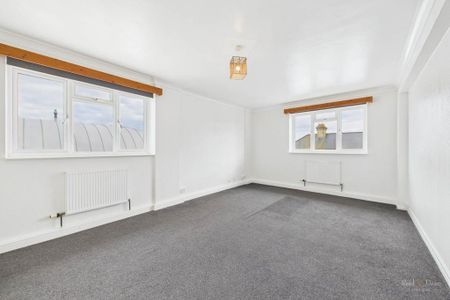 3 bedroom flat to rent - Photo 4