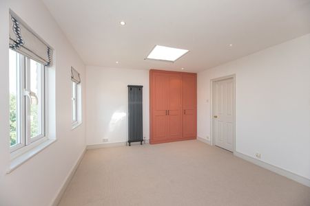 5 Bed Semi-Detached House, Queens Road, SW19 - Photo 3