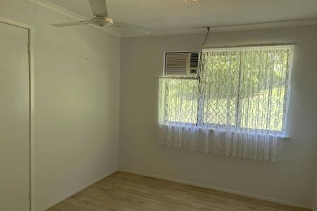 LARGE 5 BEDROOM FAMILY HOME WITH MULTIPLE LIVING AREAS - Photo 4