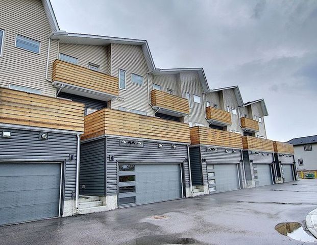 3 Bedrooms, 2.5 Bathrooms, Attached Double Garage, Located between 2 lakes. | 8431 Saddlebrook Drive. NE, Calgary - Photo 1