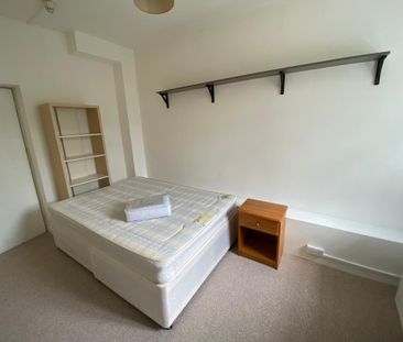 3 bedroom flat to rent - Photo 4