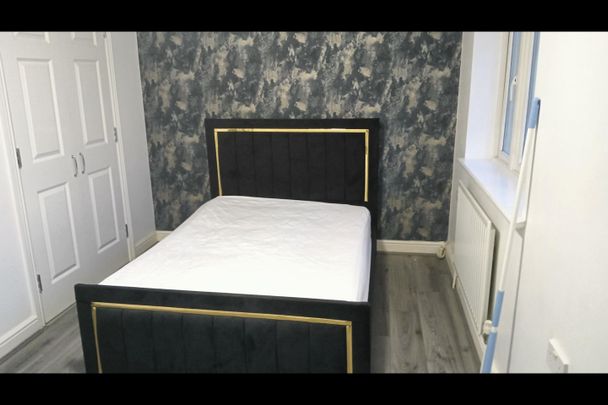 2 Bed Terraced House, Clayton Drive, SE8 - Photo 1