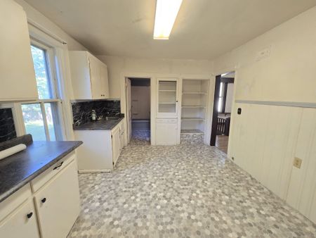 For Lease - 939 Wellington Street, Windsor, Ontario - Photo 2