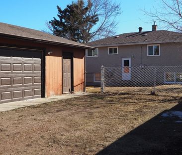 MAIN LEVEL UNIT WITH LARGE GARAGE AND FENCED YARD! AVAILABLE NOVEMBER - Photo 5