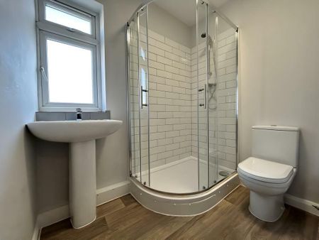 1 bedroom in a house share to rent - Photo 4