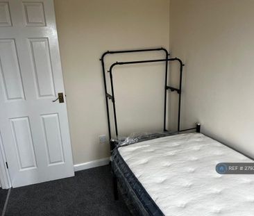 1 bedroom in a house share to rent - Photo 2