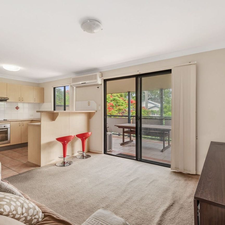 Top-Floor, Fully Furnished Unit in Leafy Hamilton Location - Photo 1