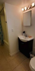 Dec 15 or Jan 1 Commercial Drive 1 Bedroom Suite by Skytrain/Downtown - Photo 4