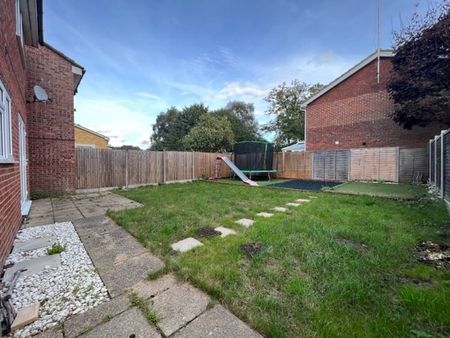 Sandy Lane, Farnborough, GU14 - Photo 3