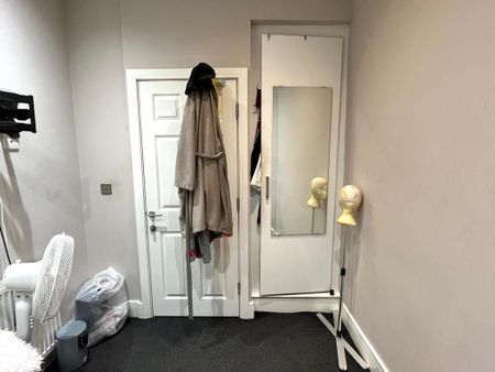 1 bedroom in a house share to rent - Photo 2