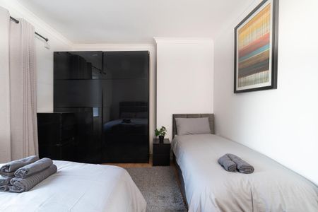 2 Bed Flat, Royal Crescent, W11 - Photo 3