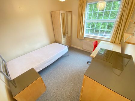 6 Bed Student Accommodation - Photo 2