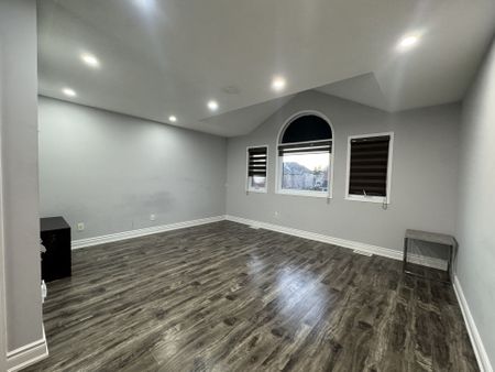 For Lease - 23 Ravenscliffe Court Unit# UPPER LEVEL, Brampton, Ontario - Photo 2