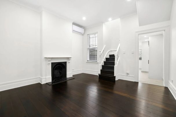 A sophisticated newly renovated terrace home located in a prime city-fringe location - Photo 1