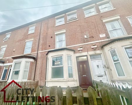 6 Bedroom Mid Terraced House - Photo 4