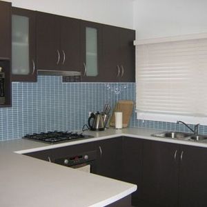 Charming 3 bedroom cottage with a fresh coat of paint - Photo 2