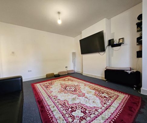 4 bedroom semi-detached house to rent - Photo 1