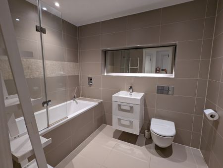 Dockside flat close to Canada Water Station - Photo 5